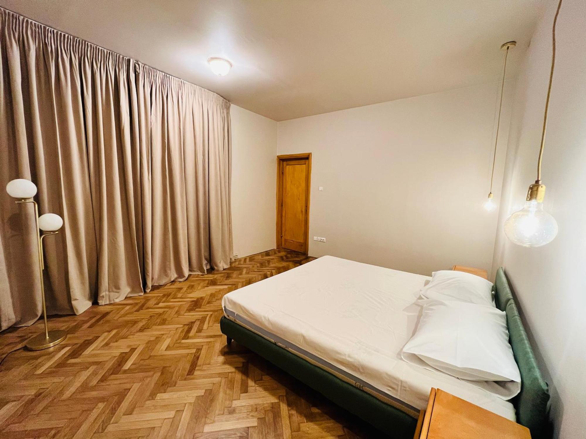 City Center Unirii Square Private Rooms With City View - Shared Amenities Bucharest Exterior photo