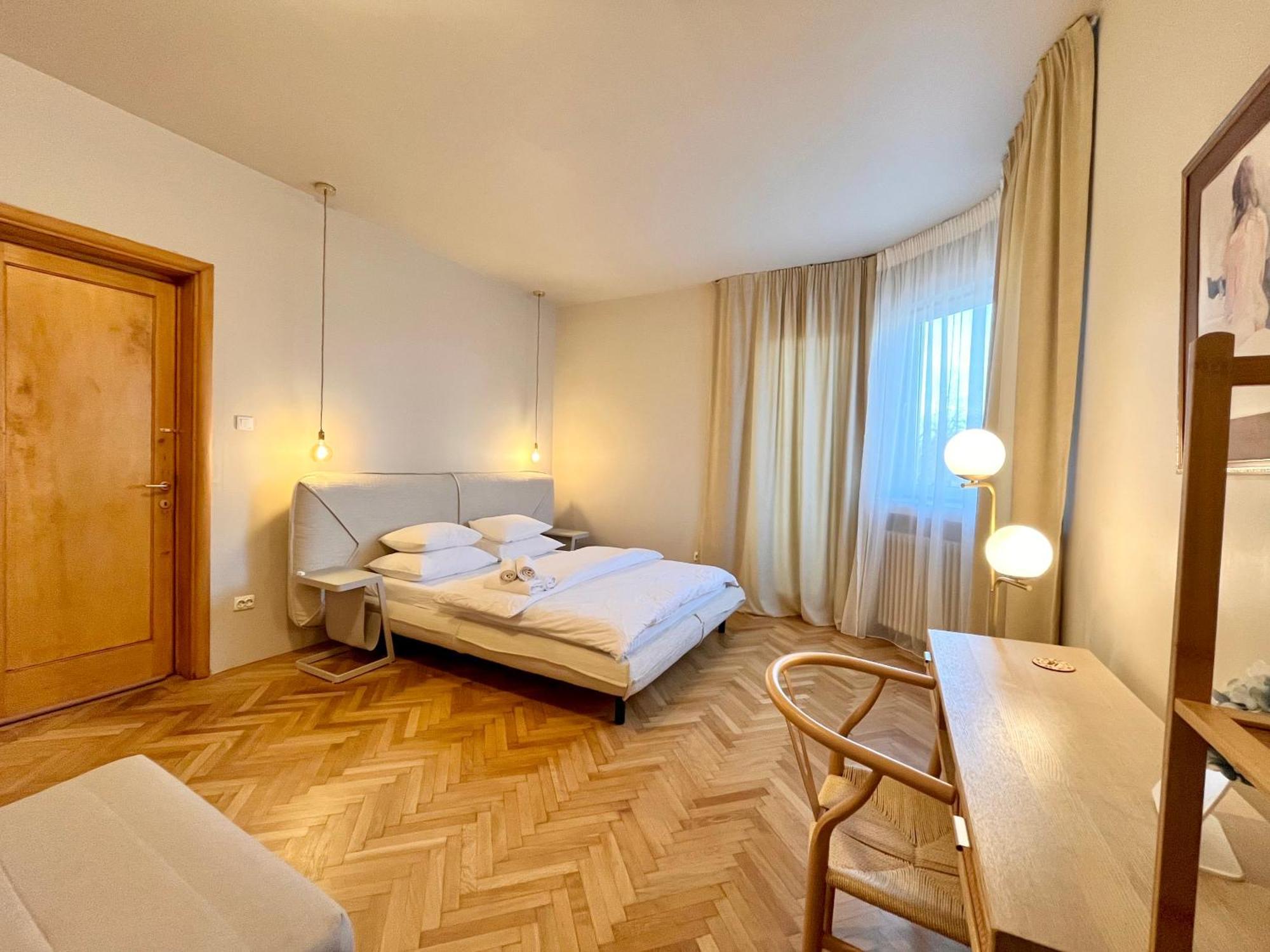 City Center Unirii Square Private Rooms With City View - Shared Amenities Bucharest Room photo