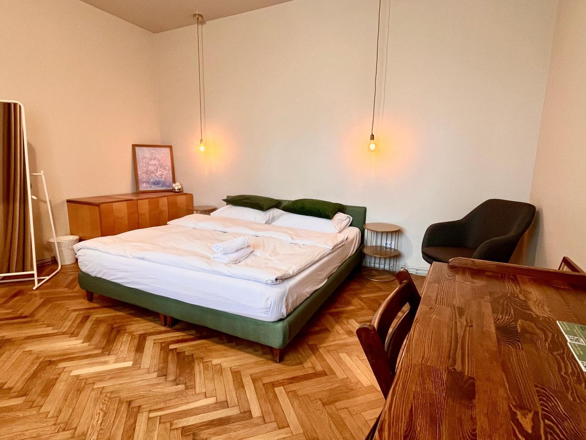 City Center Unirii Square Private Rooms With City View - Shared Amenities Bucharest Exterior photo